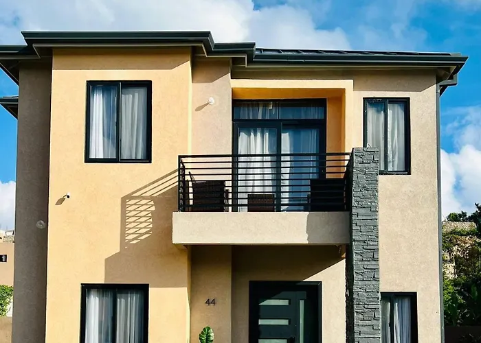 Harlowe Sunshine Glow Holiday home