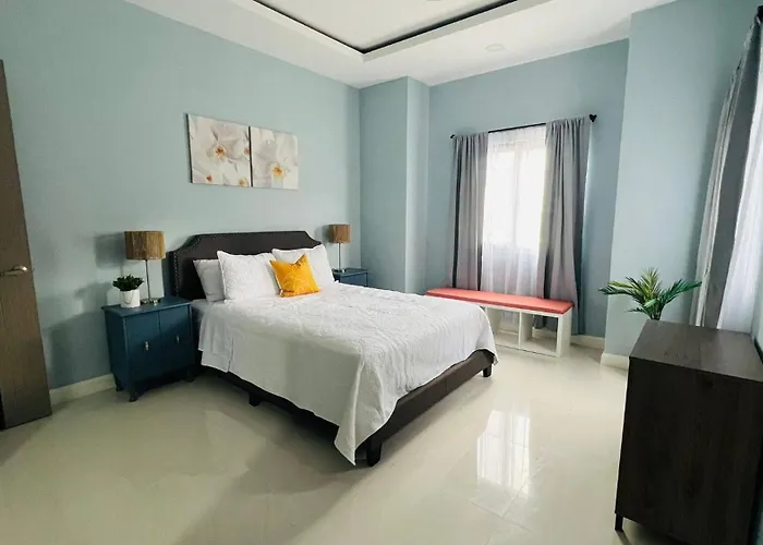 Harlowe Sunshine Glow Holiday home